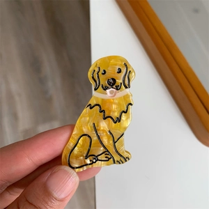 Detailaufnahme einer süßen Golden Retriever-Haarklammer aus schildpattartigem Acetat-Material