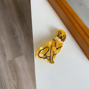 Detail einer Golden Retriever Haarklammer aus Acetat mit edler Bernstein-Textur