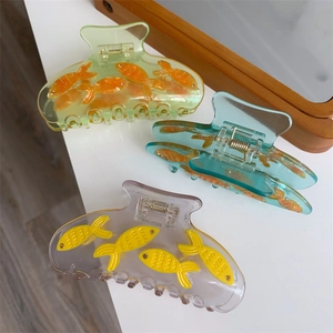 Trois pinces à cheveux poisson en vert, bleu et gris avec détails de poissons 3D