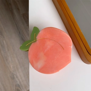Pinza per capelli creativa a forma di pesca in acetato con dettagli di foglie verdi