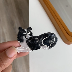 Detail der polierten Haarklammer aus Acetat im Border-Collie-Design mit schwarz-weißem Muster