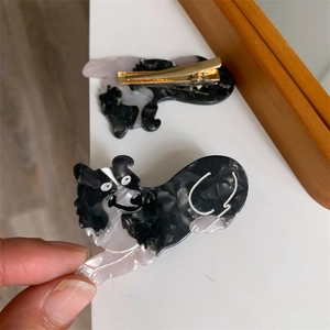 Detail der Border-Collie-Haarklammer aus Acetat mit goldener Metallbasis und Glanzeffekt