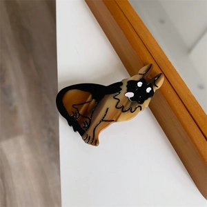 Detail der Haarklammer aus Acetat im Schäferhund-Design mit Bernstein-Textur am Spiegel