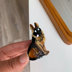 Detailansicht der Hunde-Haarklammer aus Acetat mit einzigartiger Schildpatt-Textur
