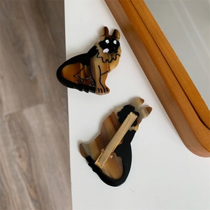 Detailansicht der Deutschen Schäferhund Haarspangen aus Acetat mit sicherem Metallgriff