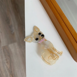 Detail der Chihuahua-Haarklammer aus marmoriertem Acetat mit Goldrand und rosa Halsband