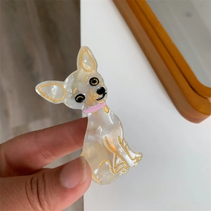Detailaufnahme einer Chihuahua Haarklammer aus Acetat mit Goldrand und Marmoreffekt