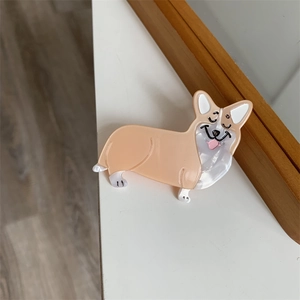Nahaufnahme der süßen Corgi Hunde-Haarklammer aus marmoriertem Acetat mit lächelndem Gesicht