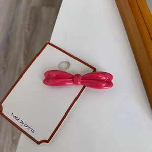 Barrette à cheveux nœud rose chic pour femmes avec finition brillante sur carte