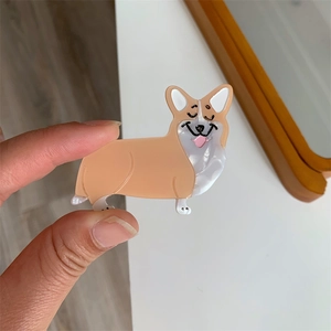 Nahaufnahme der süßen Corgi Hunde-Haarklammer aus Acetat in Gelb und Weiß gehalten
