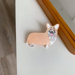Detail einer Haarklammer in Corgi-Form aus Acetat mit schimmernder Muschelstruktur