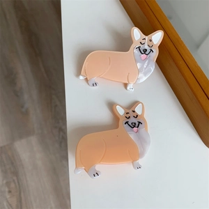 Details von niedlichen Corgi-Haarklammern aus Acetat mit warmem orangefarbenem Marmor