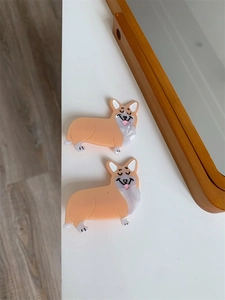 Detailansicht von zwei süßen Corgi-Hund Haarclips aus Acetat in leuchtendem Orange