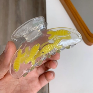 Vue détaillée de la pince à cheveux poisson rouge créative avec strass et décorations