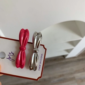 Barrettes à cheveux nœud en métal rose et argent sur carte de présentation blanche