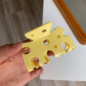Pince à cheveux créative en forme de fromage jaune vif avec trous découpés