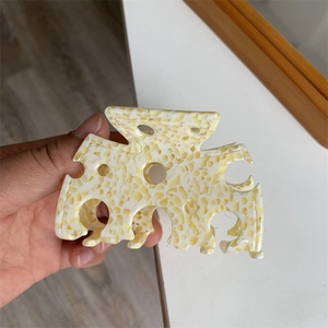Pince à cheveux créative style fromage avec motif marbré crème pour femmes
