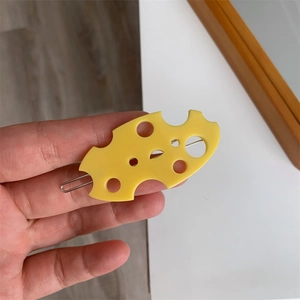 Barrette à cheveux créative en forme de fromage jaune avec découpes et base métallique
