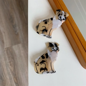 Detailaufnahme der Hundehaarklammern aus Acetat mit Marmormuster im Aussie-Design