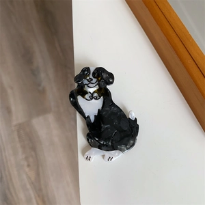Detail der süßen Berner Sennenhund Haarklammer aus marmoriertem Acetat in Seitenansicht