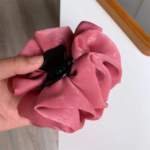 Pince à cheveux fleur en satin rose poudré fait main avec texture soyeuse brillante