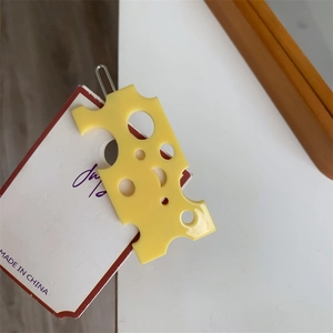 Pince à cheveux créative en forme de fromage jaune sur carte de support