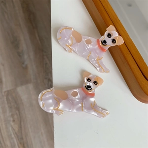 Detailansicht niedlicher Hunde-Haarspangen mit rosa Marmorierung und goldenen Details