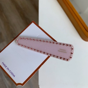 Barrette géométrique en acétate rose avec strass et lettrage France Handmade doré