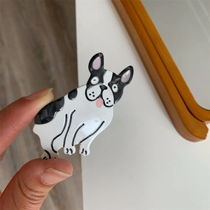 Detailansicht der französischen Bulldogge Haarspange aus Acetat mit rosa Ohr-Details