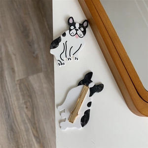 Detail von süßen Haarspangen aus Acetat mit Französischer Bulldogge und goldenem Clip