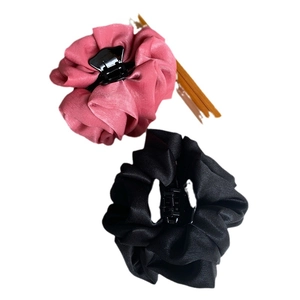 Lot de deux grandes pinces à cheveux en satin élégantes en noir et rose poudré