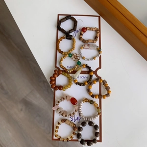 Détails de 10 bagues perlées avec bois naturel, cornaline et perles de quartz