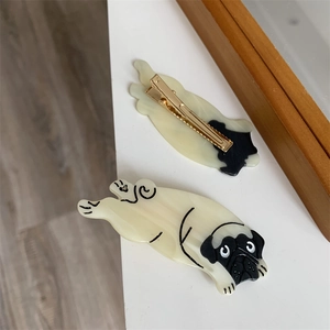 Detailansicht der Vorder- und Rückseite der Mops-Haarklammer mit Krokodilklemme aus Goldmetall