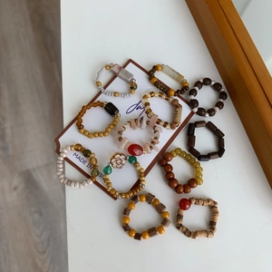 Ensemble de bagues perlées à la main avec pierres naturelles et bois de style bohème