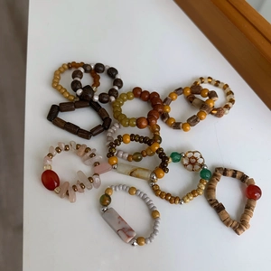 Ensemble de bagues élastiques fait main avec pierre naturelle, perles bois et ambre