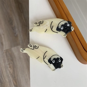 Detail von zwei süßen Mops-Haarklammern aus Acetat mit poliertem Creme-Schwarz-Finish
