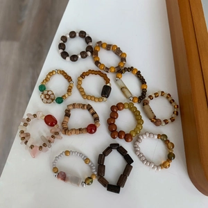 Vue détaillée de douze bagues élastiques artisanales en perles avec pierres naturelles
