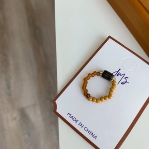 Vue détaillée d'une bague artisanale rétro avec perles en pierre naturelle et bois