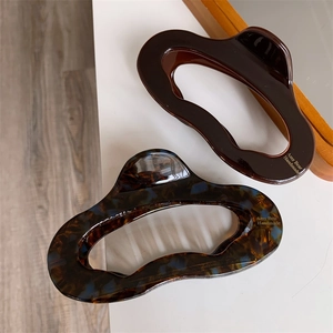 Close-up of geometric acetate hair claws in dark brown and tortoiseshell patterns