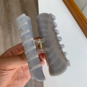 Detail of the large acetate hair claw clip with its durable metal spring and curved teeth