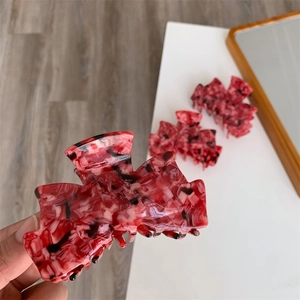Pince à cheveux élégante en acétate rouge fraise avec texture marbrée noire pour femmes