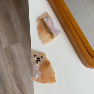 Detailaufnahme einer französischen Acetat-Haarklammer in Hundeform mit Marmorierung und Metallclip