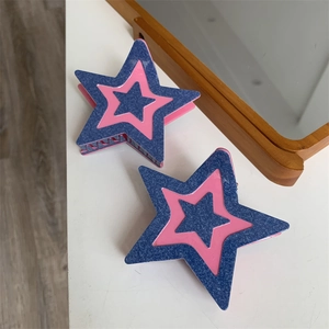 Pince à cheveux étoile style Y2K avec texture denim bleu et design en acétate rose