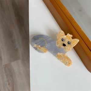 Detailaufnahme einer Yorkshire Terrier Haarklammer aus marmoriertem Acetate-Material