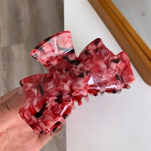 Pince à cheveux élégante en acétate marbré rouge avec un ressort métallique robuste