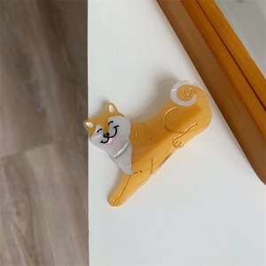Detail einer süßen orange-weißen Haarspange aus Acetat in Katzenform mit Glanzeffekt