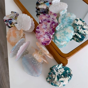 Pinces à cheveux colorées en acétate en forme de coquillage avec strass brillants