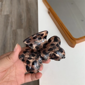Vue détaillée d'une pince à cheveux motif léopard en acétate de haute qualité