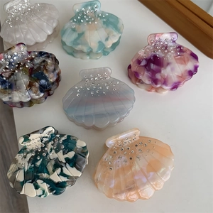 Pinces à cheveux en forme de coquillage en acétate coloré avec strass et motifs marbrés