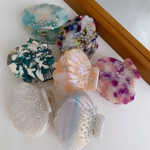 Pinces à cheveux en acétate en forme de coquille avec strass et motifs marbrés